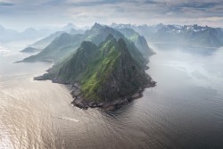 “Djevelens tanngard” ( the devil’s teeth), Senja, Norway﻿