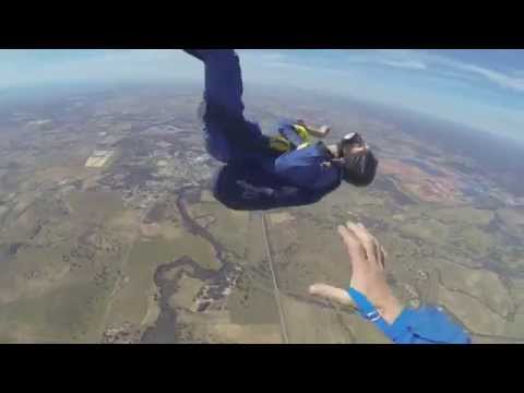 GUY HAS SEIZURE WHILE SKYDIVING – YouTube