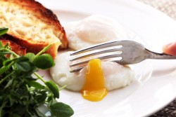 Serious Eats – How To Poach Multiple Eggs