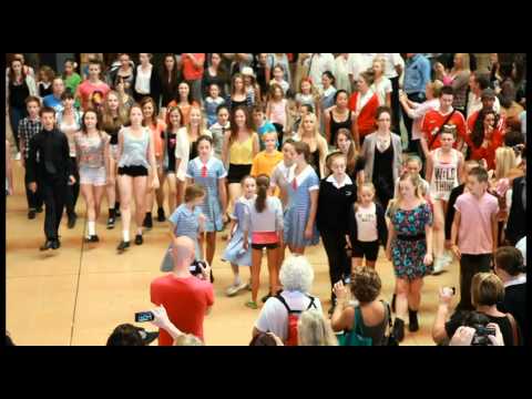 St Patrick’s Day Flashmob in Sydney by Tourism Ireland – YouTube