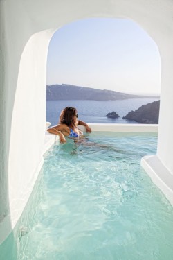 A Santorini Jacuzzi