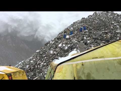 New footage of avalanche destroying Everest Base Camp (VIDEO)