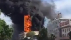 Raging blaze engulfs Chinese high-rise in seconds (VIDEO) — RT News