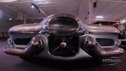 Center headlights on the 1951 General Motors LeSabre concept﻿.