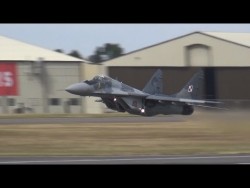 Spectacular vertical take off MIG 29 at RIAT 2015 – YouTube