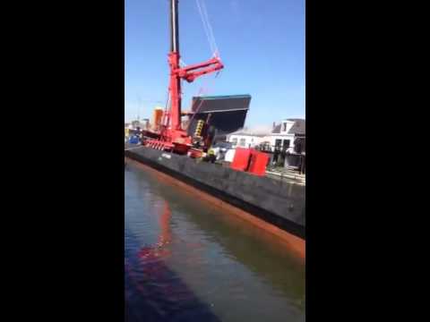 Crane collapses onto houses in Alphen, The Netherlands. VOLUME WARNING – YouTube