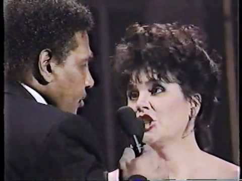 Linda Ronstadt & Aaron Neville   Don’t Know Much live 1990 – YouTube