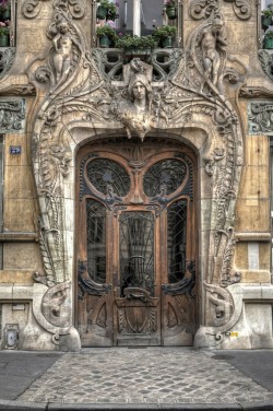 Beautiful Parisienne doorway