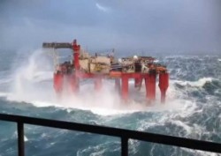 What happens when a huge wave meets an oil rig