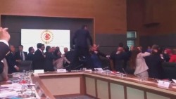 VIDEO: Another fight breaks out at tense Turkish parliament – POLITICS