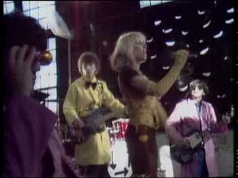 Blondie-Atomic (official videoclip)+INTRO+Lyrics to sing along with Debbie! – YouTube