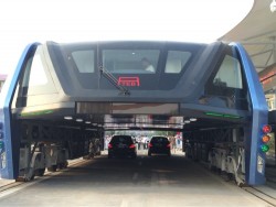 Futuristic bus that drives above car traffic goes on test run in China (PHOTOS, VIDEOS) — RT Viral