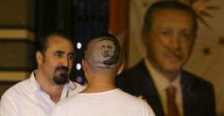 Guinness record-holding barber shaves Erdoğan’s portrait into assistant’s hair – LOCAL