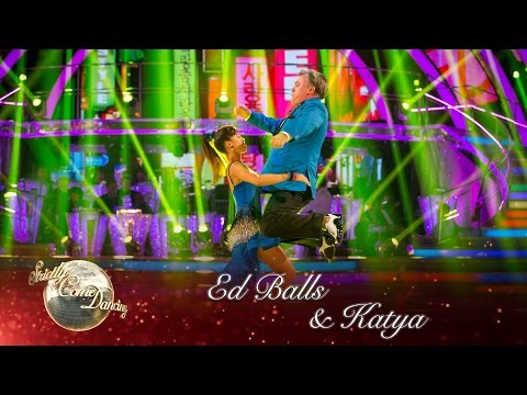Ed Balls & Katya Jones Salsa to ‘Gangnam Style’ by Psy – Strictly Come Dancing 2016: Week 8 – YouTube
