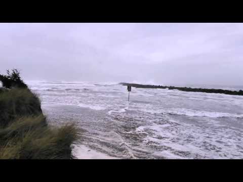 Sneaker wave south of Coos Bay: Caught on camera – YouTube