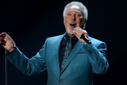 Sir Tom Jones to perform on a Cornwall beach this summer | Cornwall Live