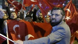 Turkey referendum: Clashes as Dutch expel minister – BBC News