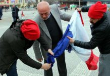 [VIDEO] Protestors burn French flag mistaking it for Dutch flag in Samsun – Turkish Minute