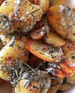[Homemade] Crispy potatoes with rosemary and garlic butter. : food