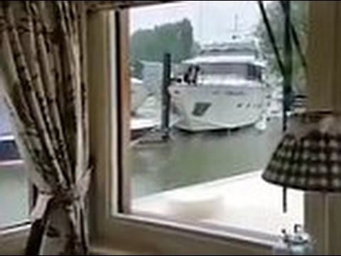 Luxury yacht crashes the docks twice while trying to moor – YouTube