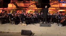 Dog walks out on stage and settles in during live orchestra performance in Turkey