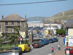 Police reportedly turned drivers away from Perranporth because village was too full | Cornwall Live