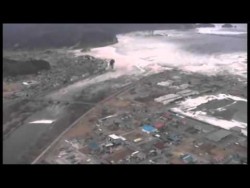 Tsunami devours people of Minamisanriku filmed from the air – YouTube