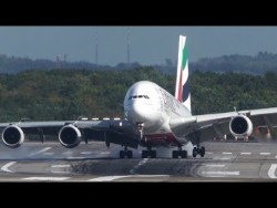 Unbelieveable AIRBUS A380 HARD CROSSWIND LANDING during a STORM at Düsseldorf – 4K – ...