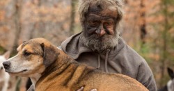 After caring for 31 dogs in the woods, homeless man says goodbye (8 photos)