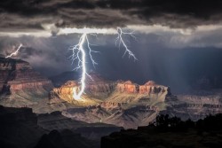 This is what the Grand Canyon look like when it’s lit only by lightning.