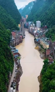 This city living on the edge of the river.