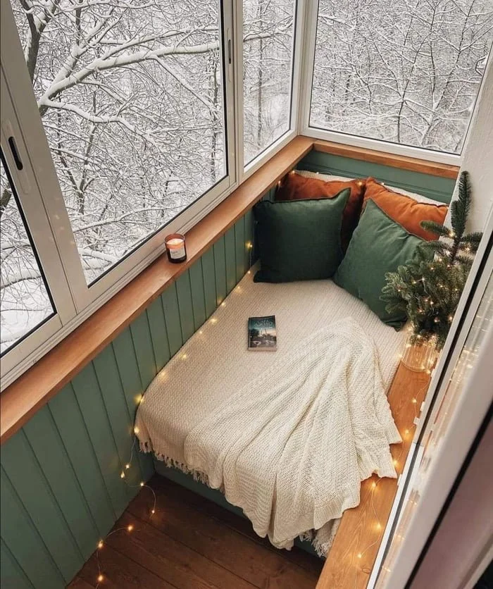 Cosy reading nook, great colours