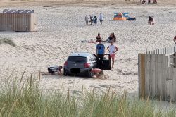 Perranporth beach-goers watch on as BMW gets stuck in the sand after ignoring ‘no vehicles ...