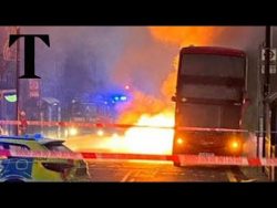 Electric bus bursts into flames in London’s rush hour – YouTube
