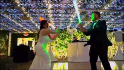 A couple from the USA had a Star Wars-themed wedding where the newlyweds fought with lightsabers ...